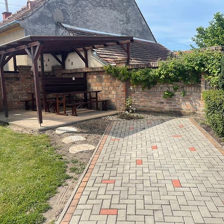 Cherry Apartmanhaz Sárvár Exteriör bild